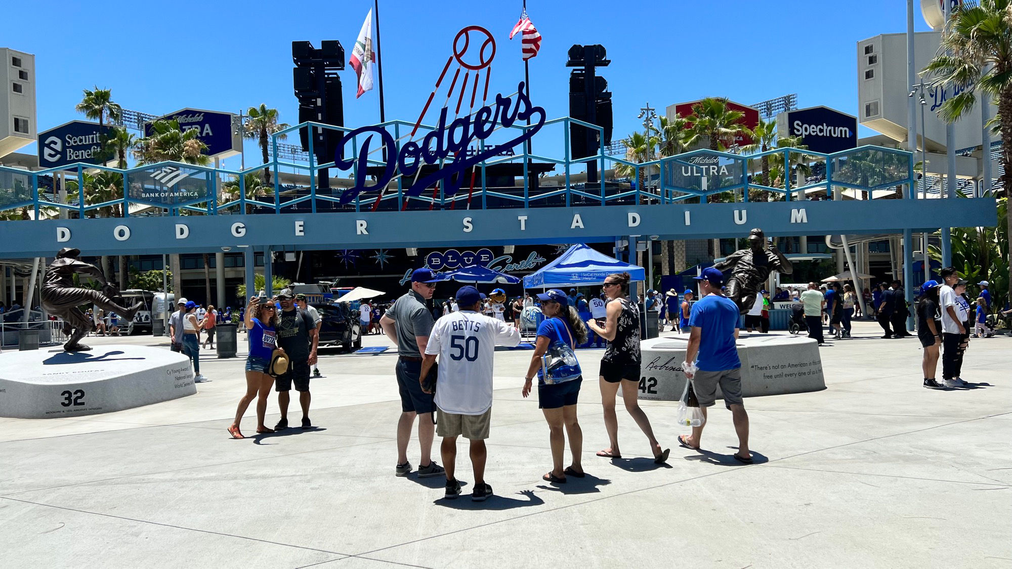 ESTRELLA JALISCO TEAMS UP WITH LOS ANGELES DODGERS ICON FERNANDO