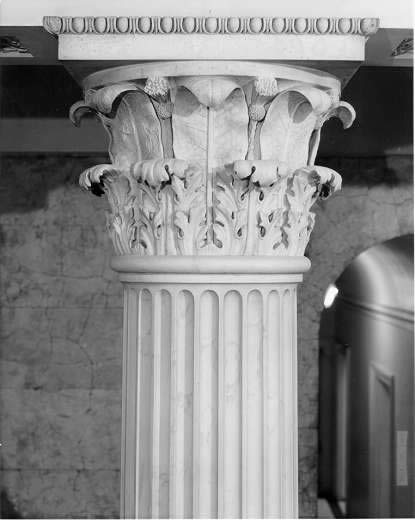 Tobacco leaves on the columns