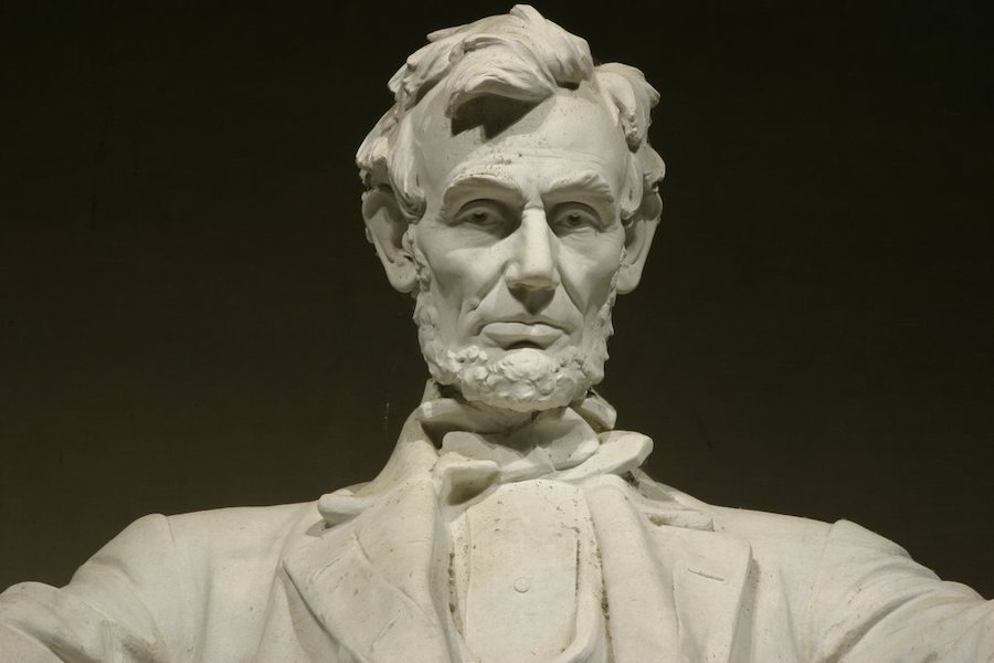 statue of Lincoln sitting