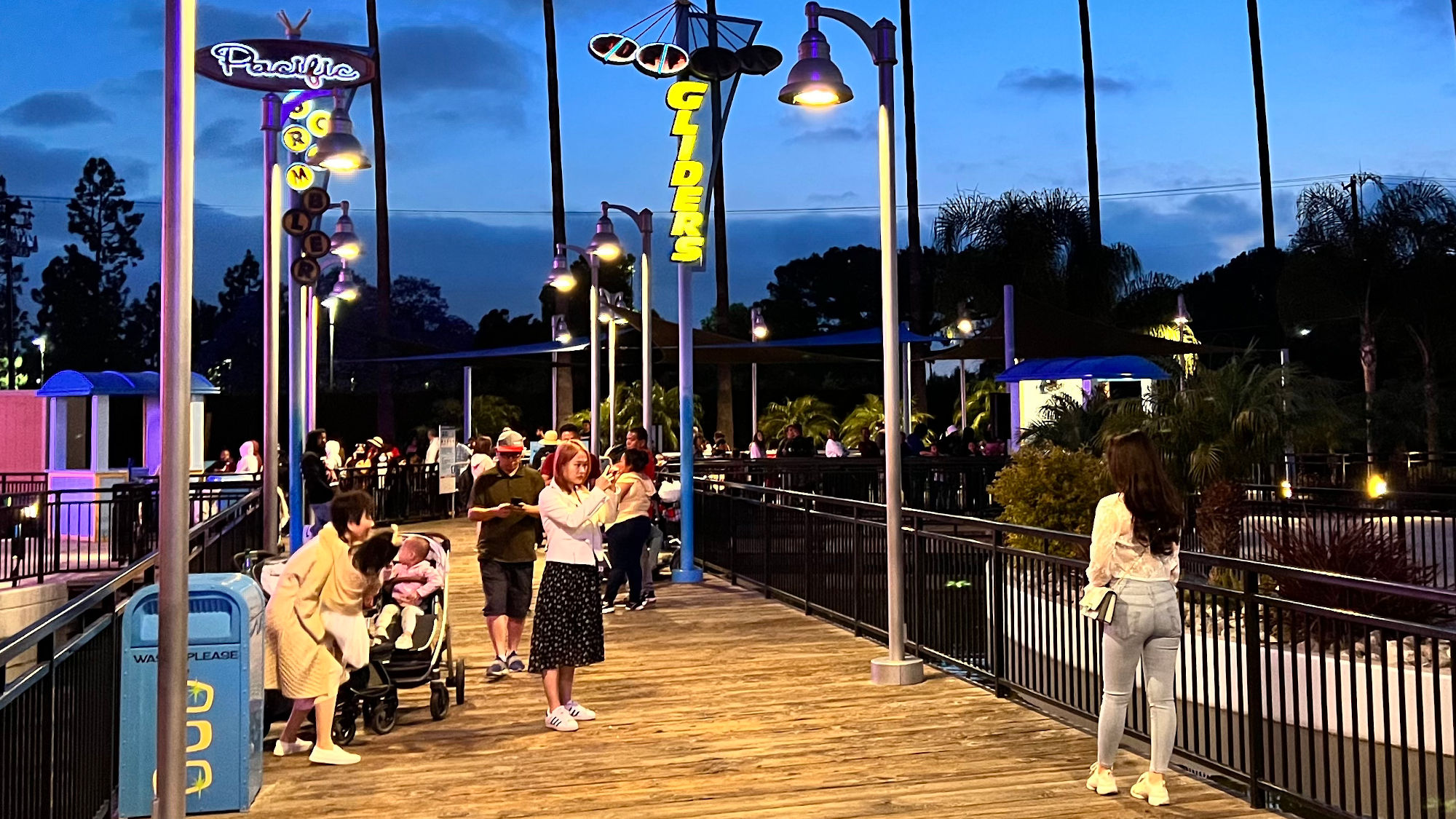 Knott's Berry Farm Boardwalk Pier Selfie Spot at Night