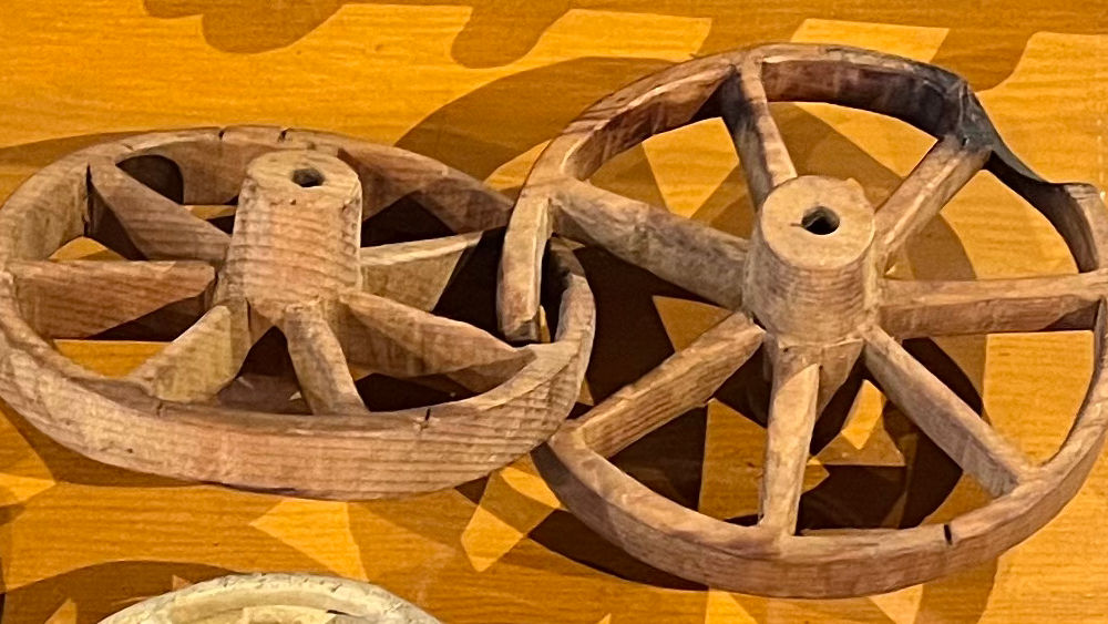 Interlocking Wagon Wheel Carvings