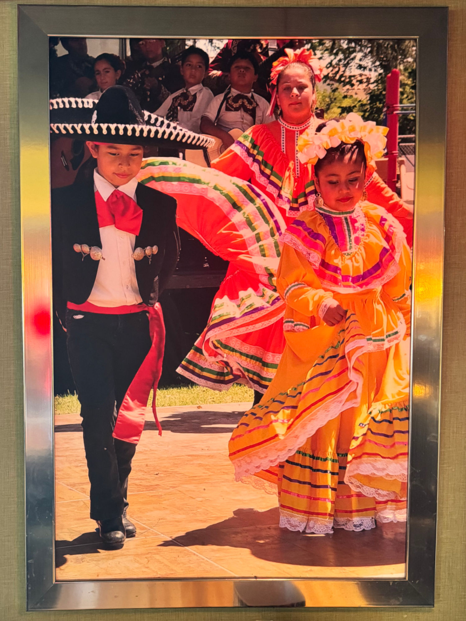 Applebee's Decor Mexican Dancers
