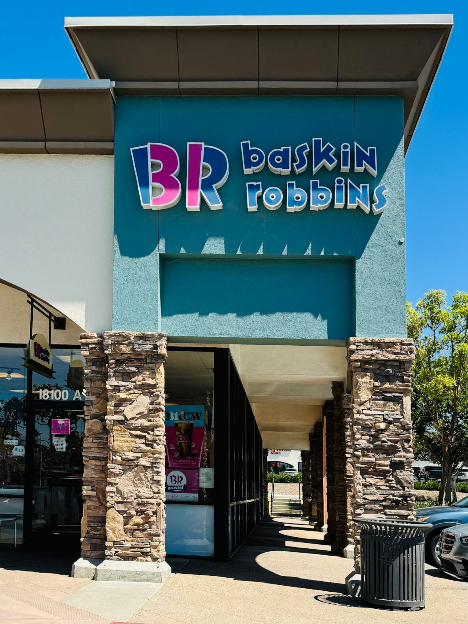 Baskin Robbins Granada Hills Entrance