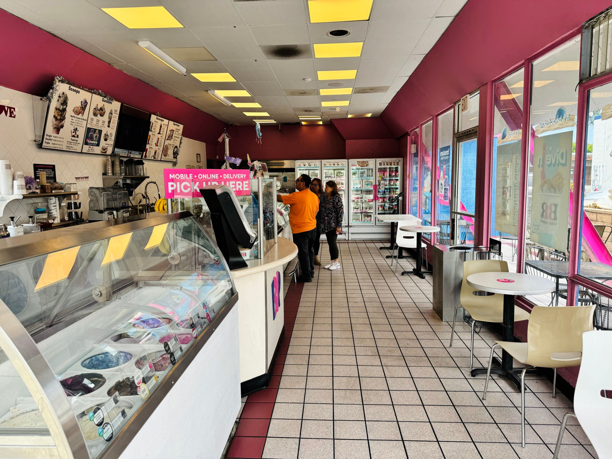 Baskin Robbins Ventura Inside