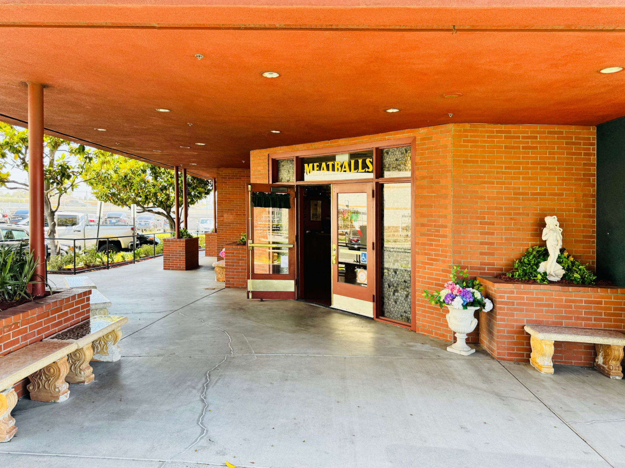 Buca di Beppo Huntington Beach Entrance