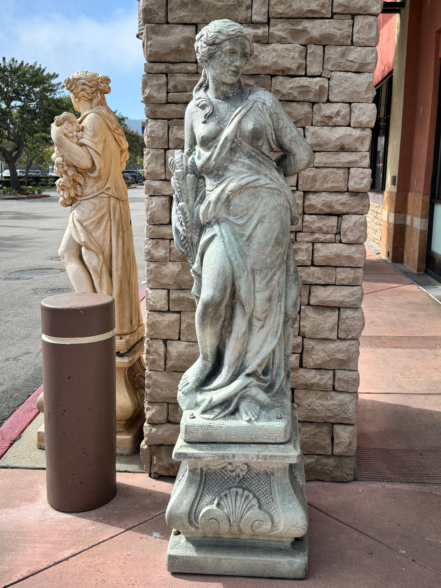 Buca di Beppo Lady Statues