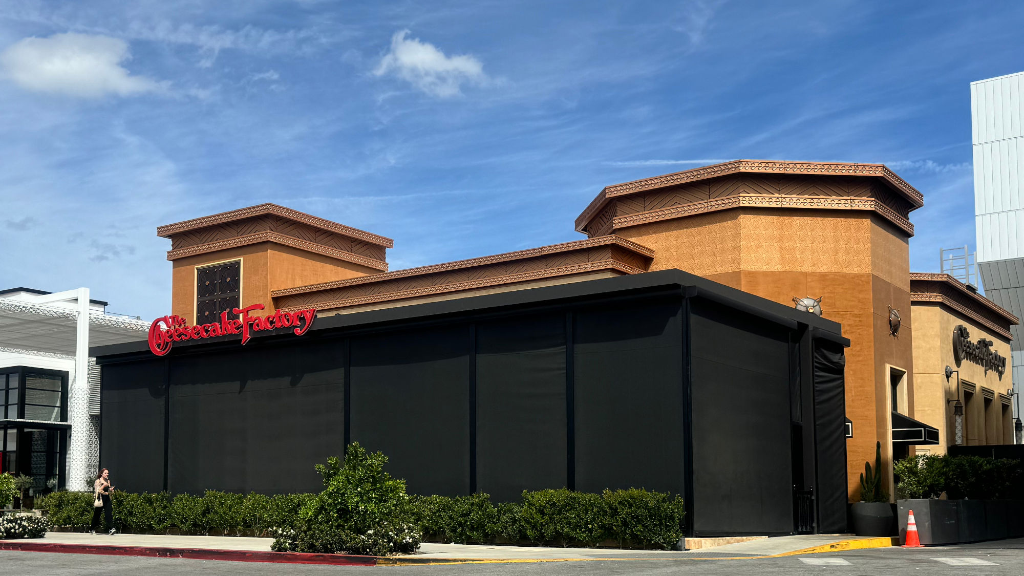 Cheesecake Factory Canoga Park Exterior