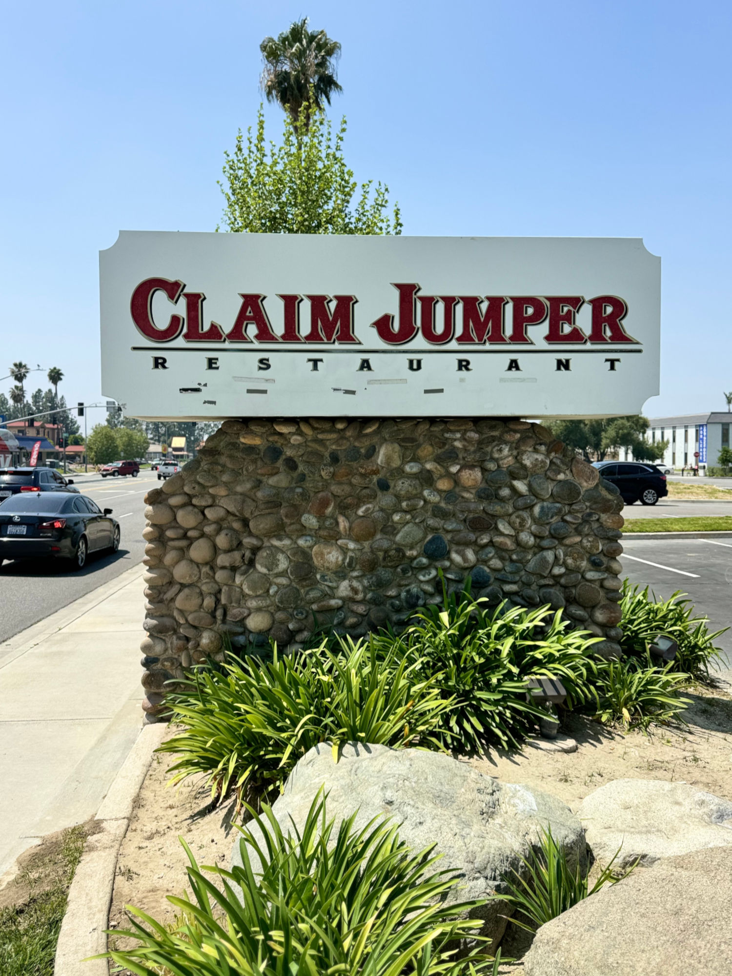 Claim Jumper San Bernardino Sign